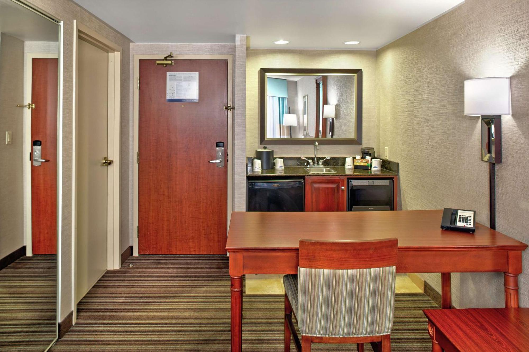 Hampton Inn & Suites By Hilton Toronto Airport Mississauga Bagian luar foto