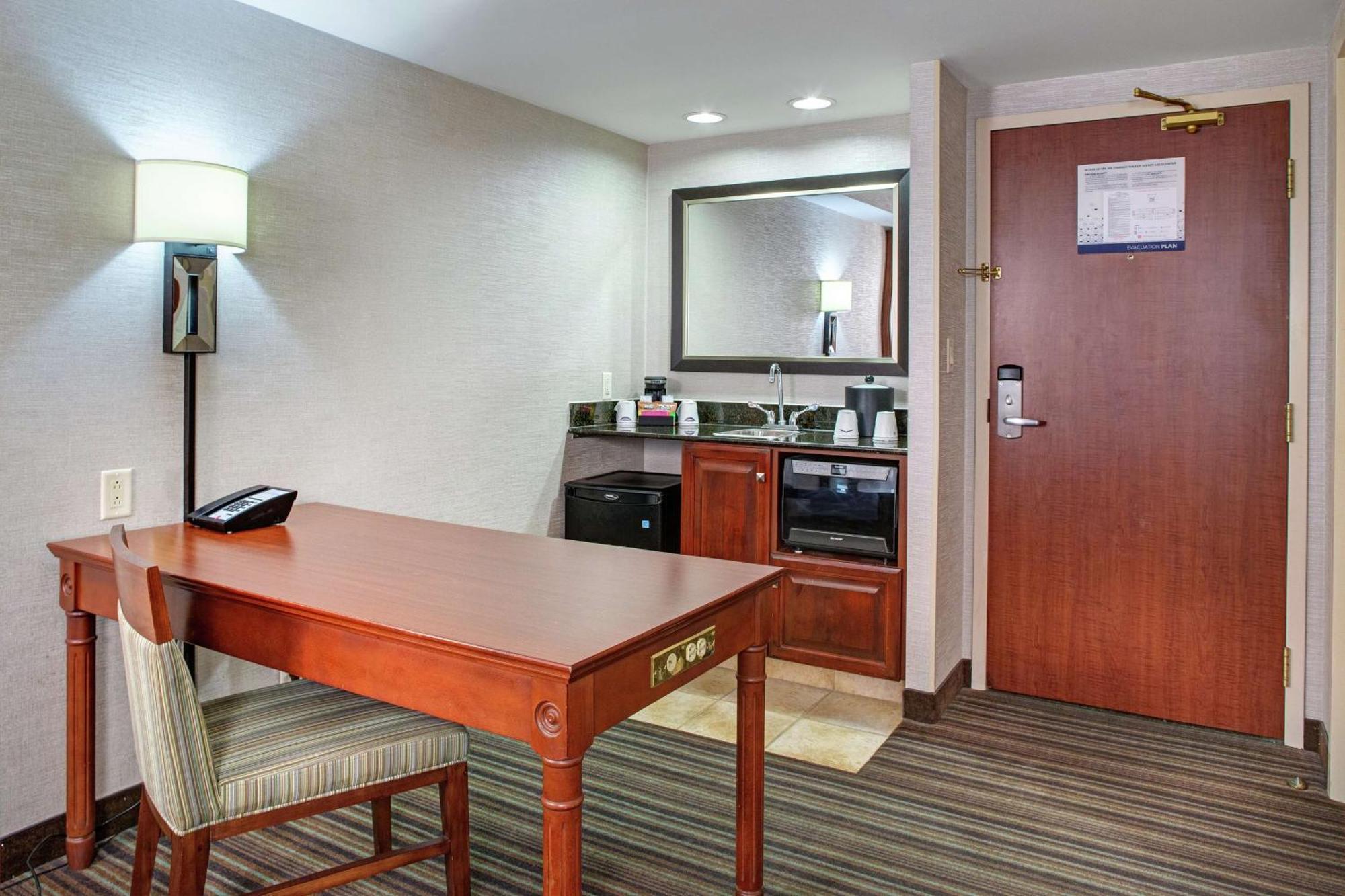 Hampton Inn & Suites By Hilton Toronto Airport Mississauga Bagian luar foto